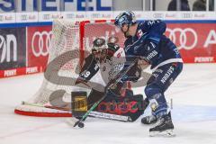 DEL - ERC Ingolstadt - Kölner Haie - Wayne Simpson (21 - ERC) vor Torwart Justin Pogge (Nr.49 - Kölner Haie)