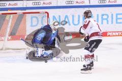 DEL - ERC Ingolstadt - Kölner Haie - Jason Akeson (Nr.19 - Kölner Haie) scheitert an Torwart Nicolas Daws (35 ERC)