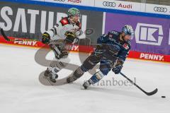 Penny DEL - Eishockey - Saison 2021/22 - ERC Ingolstadt - Krefeld Pinguine - Ben Marshall (#45 ERCI) -  Lucas Lessio (#6 Krefeld) - Foto: Jürgen Meyer