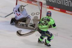 DEL - Eishockey - Saison 2020/21 - ERC Ingolstadt - Nürnberg Ice Tigers  - Petrus Palmu (#52 ERCI) schiesst auf das Tor - Niklas Treutle Torwart (#31 Nürnberg) - Foto: Jürgen Meyer