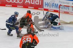 Penny DEL - Eishockey - Saison 2021/22 - ERC Ingolstadt - Grizzlys Wolfsburg -  Karri Rämö Torwart (#31 ERCI) - Anthony Rech (#18 Wolfsburg) - Daniel Pietta (#86 ERCI) - Foto: Jürgen Meyer