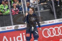 DEL; Playoffs; ERC Ingolstadt - DEG Düsseldorf; Sieg Jubel Freude Halbfinale erreicht, Fan Fankurve Banner Fahnen Spruchband Spieler bedanken sich bei den Fans, Tye Ronning (26 ERC)