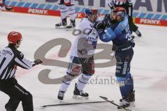 DEL - Eishockey - Saison 2020/21 - ERC Ingolstadt - Schwenninger Wild Wings - Brandon Defazio (#24 ERCI) im Zweikampf - Boxkampf mit Dylan Yeo (#5 Schwenningen) - Foto: Jürgen Meyer