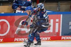 Penny DEL - Eishockey - Saison 2021/22 - ERC Ingolstadt - Adler Mannheim - Chris Bourque (#77 ERCI) checkt Joonas Lehtivuori (#6 Mannheim) an die Spielerbank -  Foto: Meyer Jürgen