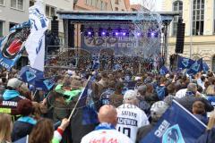 ERC Ingolstadt - Vizemeisterschaftsfeier am Rathausplatz - Saison 2022/2023 - Fans am Rathausplatz - Banner - Choreo - Die Mannschaft auf der Bühne - - Foto: Meyer Jürgen