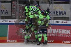 DEL - Eishockey - Saison 2020/21 - ERC Ingolstadt - Eisbären Berlin - Der 1:0 Führungstreffer durch Louis-Marc Aubry (#11 ERCI) Frederik Storm (#9 ERCI) -  Mirko Höfflin (#10 ERCI) - jubel - Ben Marshall (#45 ERCI) springt hoch - Foto: Jürgen Meyer