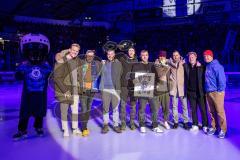 DEL; ERC Ingolstadt - Dresdner Eislöwen; Ehrung Thomas Greilinger (39 ERC). Die Trikotnummer 39 wird für immer unter das Dach der Saturn Arena gehängt und nicht mehr vergeben. Mit den ehemaligen Mannschaftskollegen u.a. Gawlik Köppchen Retzer Bouchard Kla