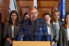 ERC Ingolstadt - Vizemeisterschaftsfeier am Rathausplatz - Saison 2022/2023 - President Peter Kössler - bei der Ehrung der Pokalsieger der Frauenmannschaft - Foto: Meyer Jürgen