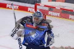 DEL; ERC Ingolstadt - Eisbären Berlin; Puck vor dem Gesicht Torwart Michael Garteig (Nr.34 - ERC)