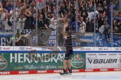 DEL; Playoffs; ERC Ingolstadt - DEG Düsseldorf; Sieg Jubel Freude Halbfinale erreicht, Fan Fankurve Banner Fahnen Spruchband Spieler bedanken sich bei den Fans, Stefan Matteau (17 ERC)