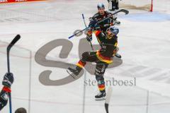 Penny DEL - Eishockey - Saison 2021/22 - ERC Ingolstadt - Fishtown Pinguin Bremerhaven - Der 3:1 Führungstreffer durch David Warsofsky (#55 ERCI) - Jubel -  Foto: Jürgen Meyer