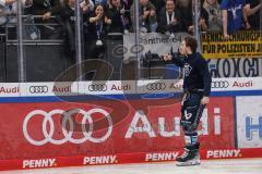 DEL; Playoffs; ERC Ingolstadt - DEG Düsseldorf; Sieg Jubel Freude Halbfinale erreicht, Fan Fankurve Banner Fahnen Spruchband Spieler bedanken sich bei den Fans, Tye Ronning (26 ERC)