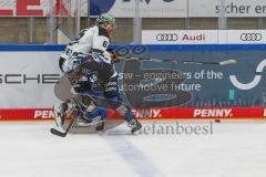 Penny DEL - Eishockey - Saison 2021/22 - ERC Ingolstadt - Krefeld Pinguine - Ben Marshall (#45 ERCI) -  Lucas Lessio (#6 Krefeld) Check an der Bande - Foto: Jürgen Meyer