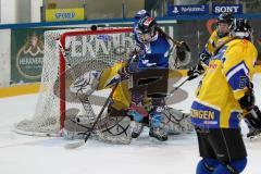 ERC Ingolstadt Damen - ESG Esslingen - Maritta Becker #81 fälscht einen Schuss ab - Foto: Jürgen Meyer