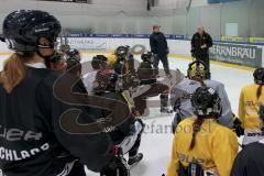 Eishockey - Nationalmannschaft Damen - Trainer Peter Kathan gibt Anweisungen - Links mit Mütze Sohlmann Christian Trainer ERC Ingolstadt Damen - Foto: Jürgen Meyer