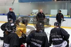 Eishockey - Nationalmannschaft Damen - Trainer Peter Kathan gibt Anweisungen - Links mit Mütze Sohlmann Christian Trainer ERC Ingolstadt Damen - Rechts Co-Trainer Nationalmannschaft Benjamin Hinterstocker - Foto: Jürgen Meyer