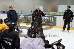 Eishockey - Nationalmannschaft Damen - Trainer Peter Kathan gibt Anweisungen - Links mit Mütze Sohlmann Christian Trainer ERC Ingolstadt Damen - Rechts Co-Trainer Nationalmannschaft Benjamin Hinterstocker - Foto: Jürgen Meyer