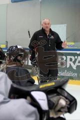 Eishockey - Nationalmannschaft Damen - Trainer Peter Kathan gibt Anweisungen - Foto: Jürgen Meyer