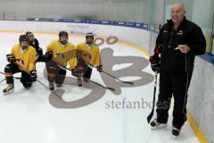 Eishockey - Nationalmannschaft Damen - Peter Kathan gibt Anweisungen - Foto: Jürgen Meyer