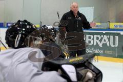 Eishockey - Nationalmannschaft Damen - Trainer Peter Kathan gibt Anweisungen - Foto: Jürgen Meyer