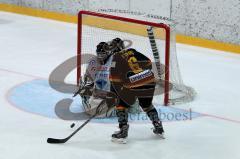 Eishockey Nationalmannschaft Damen - Evers Bettina (schwarz) Torhüter Hanisch Manuel - Foto: Jürgen Meyer