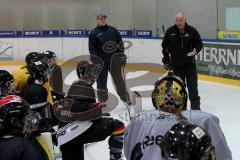 Eishockey - Nationalmannschaft Damen - Trainer Peter Kathan gibt Anweisungen - Links mit Mütze Sohlmann Christian Trainer ERC Ingolstadt Damen - Foto: Jürgen Meyer