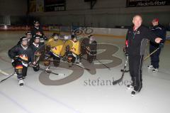 Eishockey - Nationalmannschaft Damen - Trainer Peter Kathan gibt Anweisungen - Foto: Jürgen Meyer