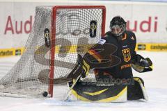 Meco Nations Cup - Damen Eishockey - Deutschland - Finnland - DamenTorwart Viola Harrer pariert den Puck