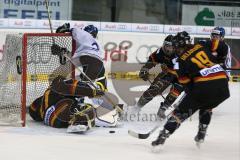 Meco Nations Cup - Damen Eishockey - Deutschland - Finnland - DamenTorwart Viola Harrer in Beschuß