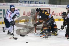 Meco Nations Cup - Damen Eishockey - Deutschland - Finnland - links Minnamari Tuominen knapp am Tor, 6 Bettina Evers kommt dazwischen, DamenTorwart Viola Harrer am Boden