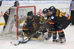 Meco Nations Cup - Damen Eishockey - Deutschland - Finnland - DamenTorwart Viola Harrer, Anna Fiebert und Daria Gleissner 20 wehren den Puck ab