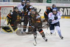 Meco Nations Cup - Damen Eishockey - Deutschland - Finnland - DamenTorwart Viola Harrer, Anna Fiebert und Daria Gleissner vorne wehren den Puck ab