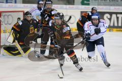Meco Nations Cup - Damen Eishockey - Deutschland - Finnland - DamenTorwart Viola Harrer, Anna Fiebert und Daria Gleissner vorne wehren den Puck ab