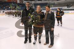 Meco Nations Cup - Damen Eishockey - Deutschland - Finnland - Ehrung vor dem Spiel, motte Andrea Lanze durch rechts Daniela Mack (ERC e.V.) und links Peter Gemsjäger (Betreuer (GER)