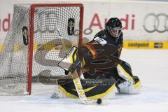 Meco Nations Cup - Damen Eishockey - Deutschland - Finnland - DamenTorwart Viola Harrer pariert den Puck