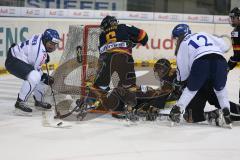 Meco Nations Cup - Damen Eishockey - Deutschland - Finnland - links Minnamari Tuominen knapp am Tor, 6 Bettina Evers kommt dazwischen, DamenTorwart Viola Harrer am Boden