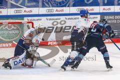 DEL; Playoffs; ERC Ingolstadt - Adler Mannheim; Halbfinale; Puck trifft Torwart Arno Tiefensee (Nr.30 - Adler) am Kopf, Sinan Akdag (Nr.7 - Adler) Frederik Storm (9 - ERC)