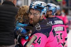 Penny DEL - Eishockey - Saison 2021/22 - ERC Ingolstadt - Nürnberg Ice Tigers - Die Spieler bedanken sich bei den Fans - Brandon Defazio (#24 ERCI) mit seinem Kind -  Foto: Jürgen Meyer