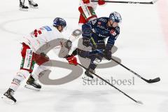 Im Bild: Carter Proft (#15 DEG) Samuel Soramies (#28 ERCI)

