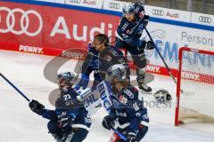 Penny DEL - Eishockey - Saison 2021/22 - ERC Ingolstadt - Augsburger Panther - Kevin Reich Torwart (#35 ERCI) verliert seinen Helm - Leon Hüttl (#25 ERCI) - Mathew Bodie (#22 ERCI) -  Foto: Stefan Bösl