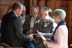 ERC Ingolstadt - Vizemeisterschaftsfeier am Rathausplatz - Saison 2022/2023 -Abteilungsleiter Jürgen Misslbeck - nimmt die Medaille in Empfang -  - OB Dr. Christian Scharpf - Bürgermeisterin Dr. Dorothea Deneke-Stoll - Foto: Meyer Jürgen
