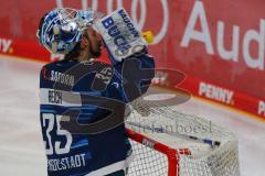 Penny DEL - Eishockey - Saison 2021/22 - ERC Ingolstadt - EHC Red Bull München - Kevin Reich Torwart (#35 ERCI) - beim Trinken -  Foto: Jürgen Meyer