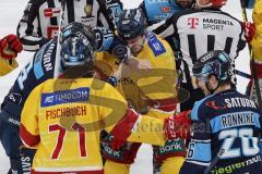 DEL; Playoffs; ERC Ingolstadt - DEG Düsseldorf; Schlägerei Tye McGinn (16 ERC) mit Alec McCrea (3 DEG)