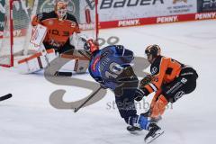 DEL; ERC Ingolstadt - Grizzlys Wolfburg; Schuß Mirko Höfflin (Nr.10 - ERC) Torwart Dustin Strahlmeier (Nr.1 - Grizzlys)