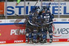 Penny DEL - Eishockey - Saison 2021/22 - ERC Ingolstadt - Grizzlys Wolfsburg - Der 3:2 Führungstreffer durch Mirko Höflin (#10 ERCI) - Emil Quaas (#20 ERCI) - jubel - Daniel Pietta (#86 ERCI) -  Foto: Jürgen Meyer