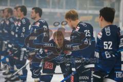 Penny DEL - Eishockey - Saison 2021/22 - ERC Ingolstadt - Red Bull München - Daniel Pietta (#86 ERCI) - Leon Hüttl (#25 ERCI) - vor dem Spiel -  Foto: Jürgen Meyer