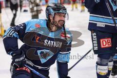 DEL; Playoffs; ERC Ingolstadt - DEG Düsseldorf; Sieg Jubel Freude Halbfinale erreicht, Fan Fankurve Banner Fahnen Spruchband Spieler bedanken sich bei den Fans, Mirko Höfflin (10 - ERC)