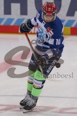 DEL - Eishockey - Saison 2020/21 - ERC Ingolstadt - Eisbären Berlin - Mirko Höfflin (#10 ERCI) jogliert mit dem Puck - beim warm machen - Foto: Jürgen Meyer