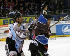 Thomas Greilinger beim Torjubel direkt nach dem Siegestreffer zum 2:1 in der Verlängerung. Aufgenommen im Derby zwischen dem ERC Ingolstadt und den Straubing Tigers in der Saturn Arena Ingolstadt am 26.12.2010
