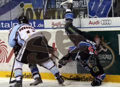 Colin Forbes wird von einem Straubinger Spieler gefoult und macht einen Überschlag.  Aufgenommen im Derby zwischen dem ERC Ingolstadt und den Straubing Tigers in der Saturn Arena Ingolstadt am 26.12.2010